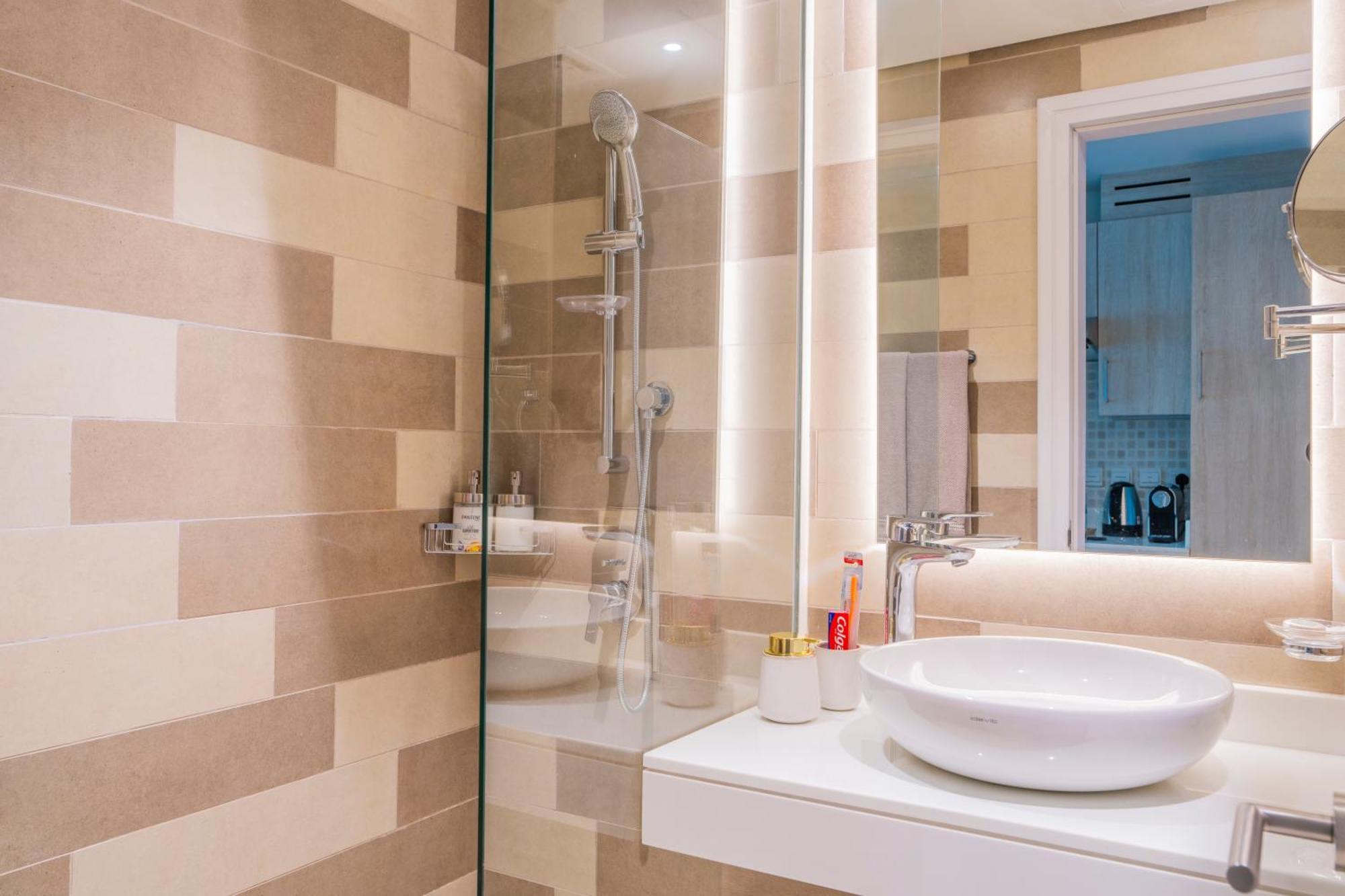 Apartment With Pool And Private Access On Palm Jumeirah *