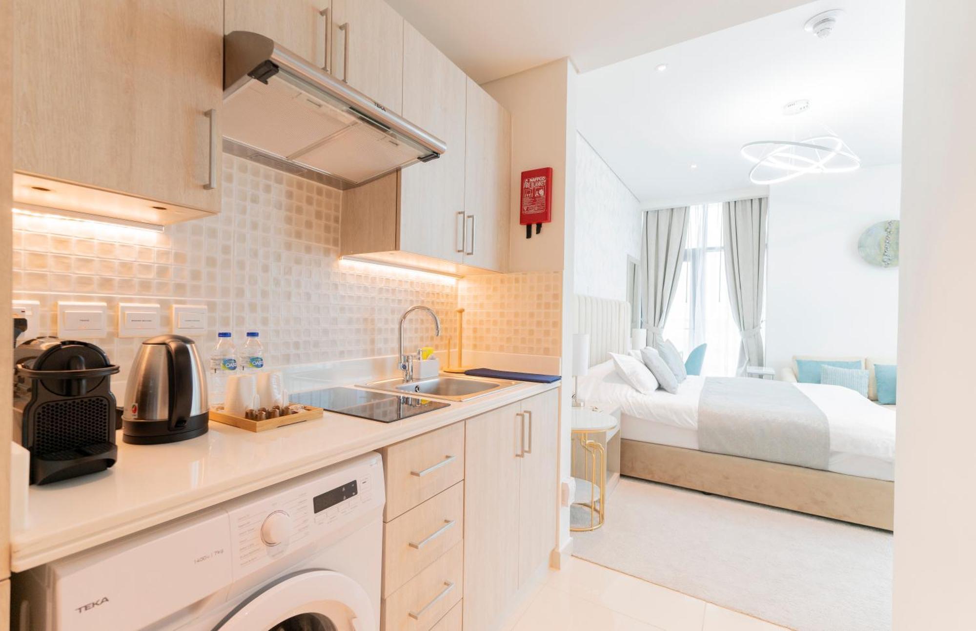 With Pool And Private Access On Palm Jumeirah Apartment
